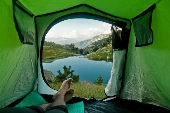 Вид из туристической палатки на горы